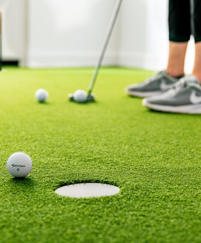 Multisport simulator and putting green